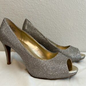 Bandolino Women’s Silver Sparkle Rainaa Peep Toe Gold Metallic Heels, Size 8